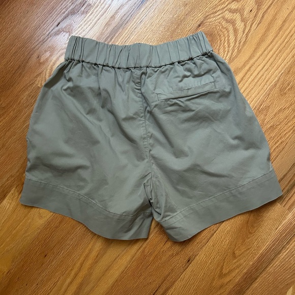 Everlane Easy Shorts in Sage Green - Picture 2 of 3